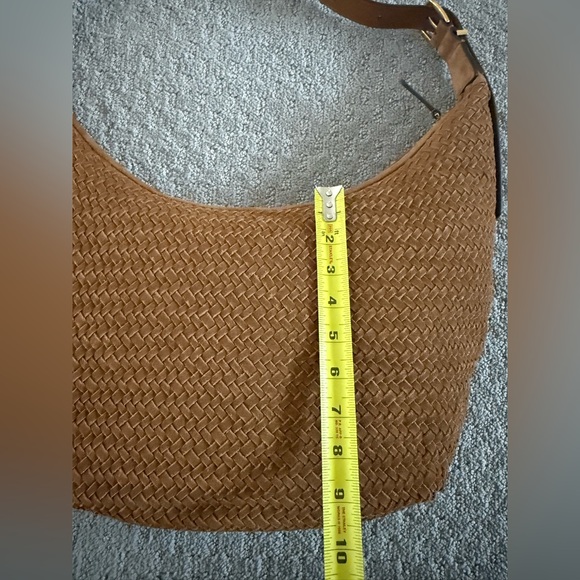 Madewell Essentials Curve Shoulder Bag in Dried Acorn - Picture 8 of 11